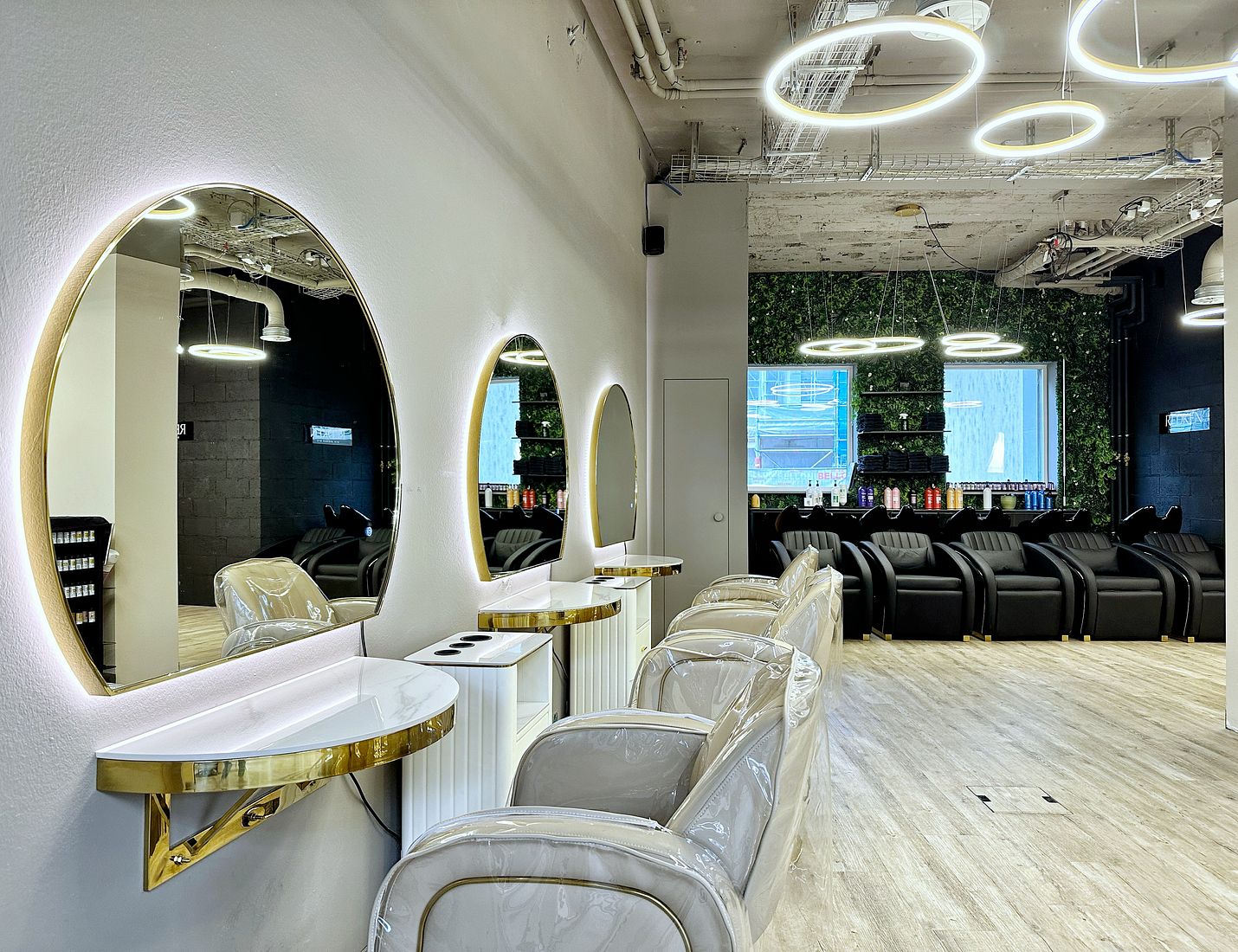 Les miroirs en arche du salon